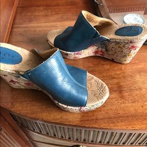 BEAUTIFUL BLUE BOC WEDGES. EUC SIZE 9